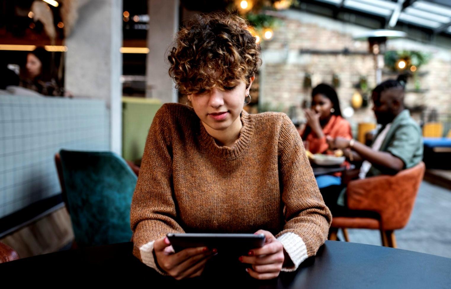 Groupe de professionnels analysant des documents financiers lors d'un atelier pratique