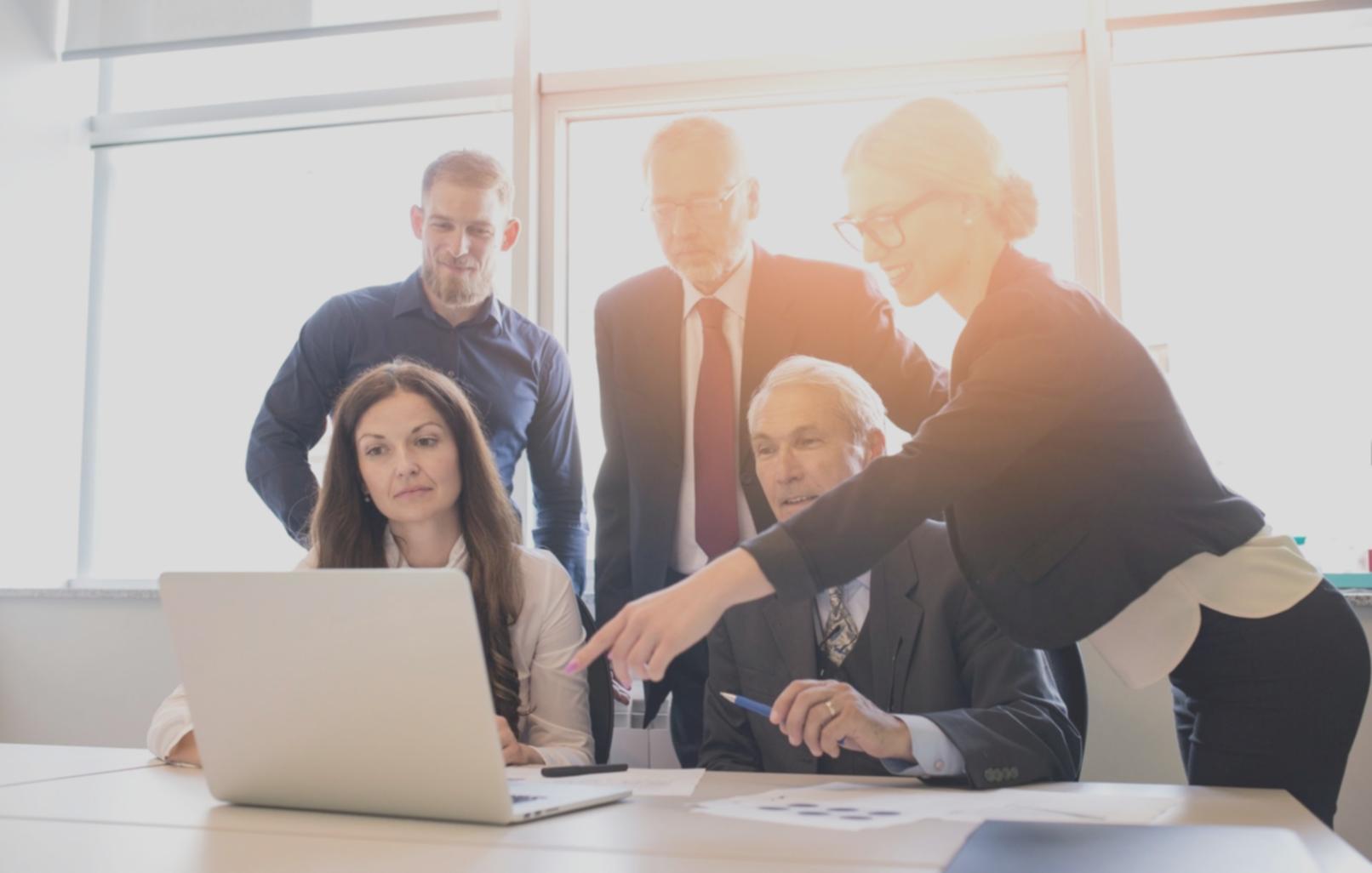 Réunion de négociation stratégique avec des professionnels discutant autour d'une table