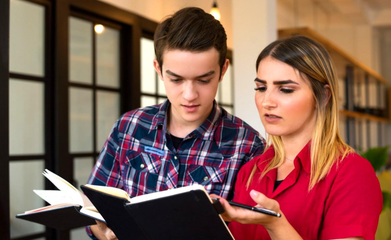 Équipe de négociateurs analysant des résultats positifs après une formation réussie